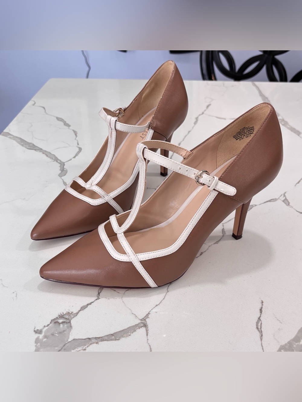 Nine West Jingly Brown Pumps White T-Strap Trim Women’s 9.5 Pointed Toe 4” Heel
